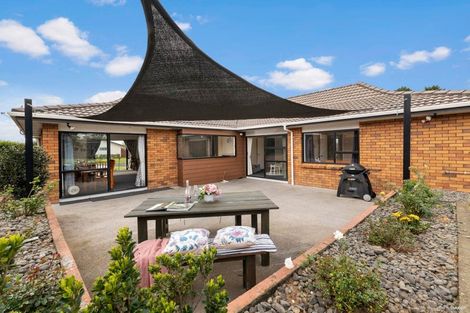 Photo of property in 15 Gardone Terrace, Conifer Grove, Takanini, 2112