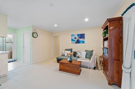 Photo of property in 2/3 Forsythe Place, Massey, Auckland, 0614