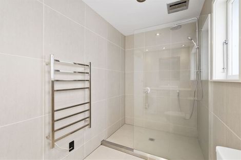 Photo of property in 4 Greville Road, Pinehill, Auckland, 0632