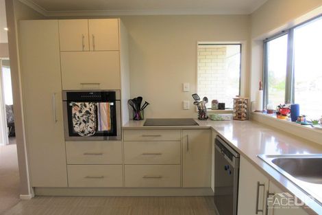 Photo of property in 22 Connemara Court, West Harbour, Auckland, 0618