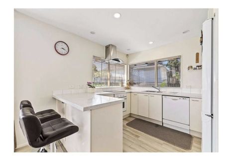 Photo of property in 2/46a Blakeborough Drive, Forrest Hill, Auckland, 0620