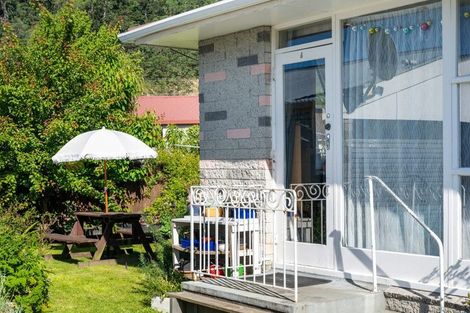 Photo of property in Claredon Court, 46d York Street, Picton, 7220