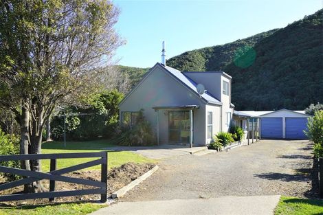 Photo of property in 44 Beach Road, Waikawa, Picton, 7220