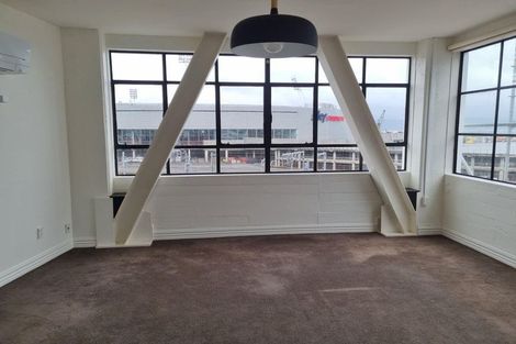 Photo of property in Endeavour Apartments, 10/125 Thorndon Quay, Pipitea, Wellington, 6011