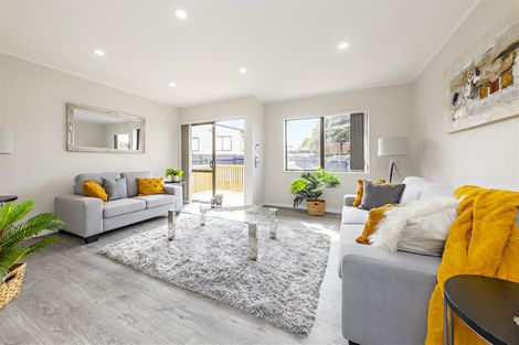 Photo of property in 2/4 Maplesden Drive, Clendon Park, Auckland, 2103