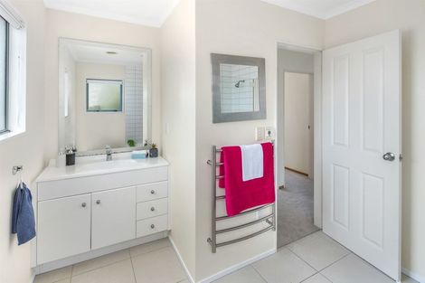 Photo of property in 22 Bennett Grove, Newlands, Wellington, 6037