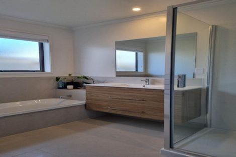 Photo of property in 28 Kitemaunga Avenue, One Tree Point, 0118