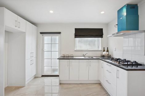 Photo of property in 32 Glenmore Road, Sunnyhills, Auckland, 2010