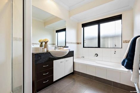 Photo of property in 16 Breon Place, Flat Bush, Auckland, 2016