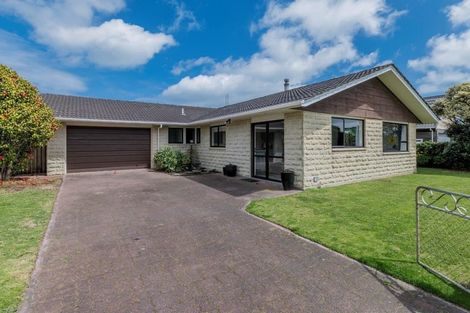 Photo of property in 18 Reeves Street, Waikanae Beach, Waikanae, 5036