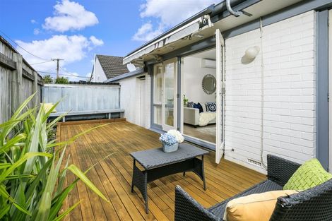 Photo of property in 2/7 Richards Avenue, Forrest Hill, Auckland, 0620