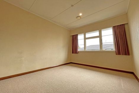 Photo of property in 28 Pahiatua Street, Hokowhitu, Palmerston North, 4410
