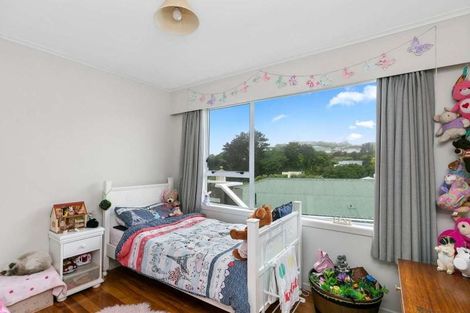 Photo of property in 6 Link Road, Newlands, Wellington, 6037