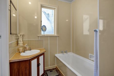 Photo of property in 77 Omata Road, Marfell, New Plymouth, 4310