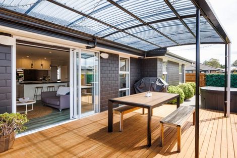 Photo of property in 120 Johnstone Drive, Fitzherbert, Palmerston North, 4410