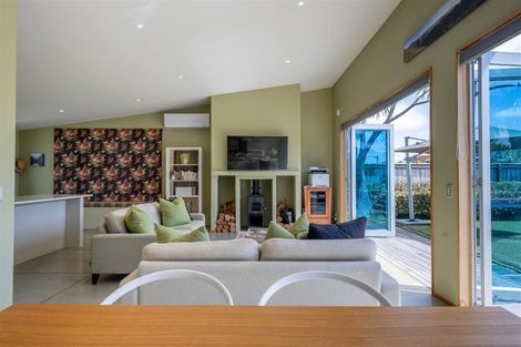 Photo of property in 32 Taumata Road, Omaha, 0986