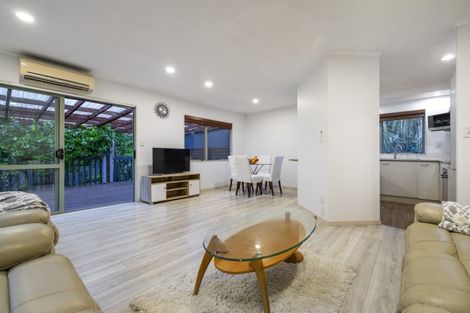 Photo of property in 2/8 Tallington Crescent, Torbay, Auckland, 0630