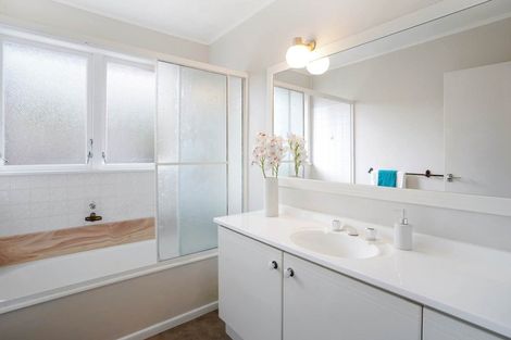 Photo of property in 24 Manhattan Heights, Glendene, Auckland, 0602