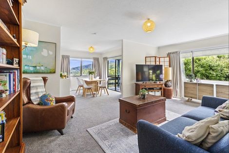 Photo of property in 6 Sasanqua Way, Crofton Downs, Wellington, 6035