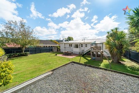 Photo of property in 33 Russell Road, Wainuiomata, Lower Hutt, 5014