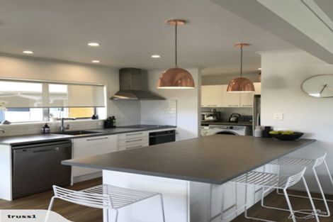 Photo of property in 1/54 Ayton Drive, Totara Vale, Auckland, 0629