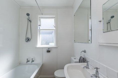 Photo of property in 16 Alexandra Road, Roseneath, Wellington, 6021