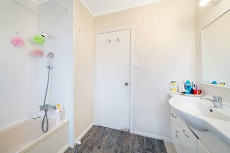 Photo of property in 2/7 Mcleod Road, Henderson, Auckland, 0612