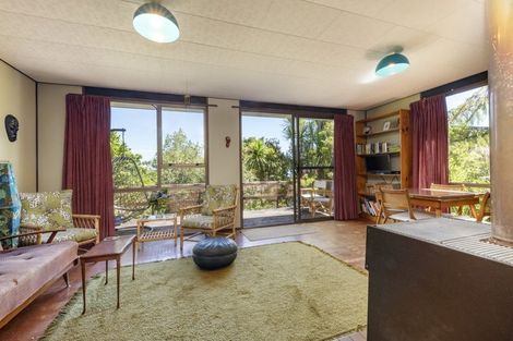 Photo of property in 1 Pendrell Road, Piha, 0772