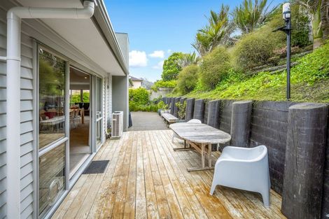 Photo of property in 31 Harrowglen Drive, Northcross, Auckland, 0632
