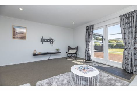 Photo of property in 12 Rosanna Place, Aranui, Christchurch, 8061