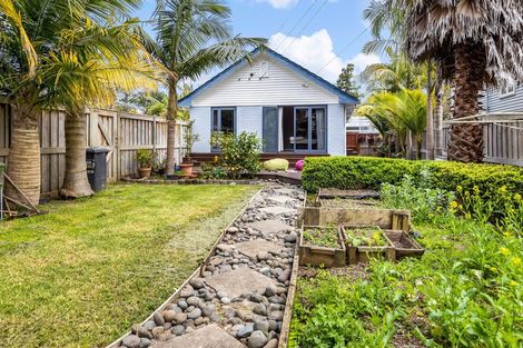 Photo of property in 88 Kaurilands Road, Titirangi, Auckland, 0604