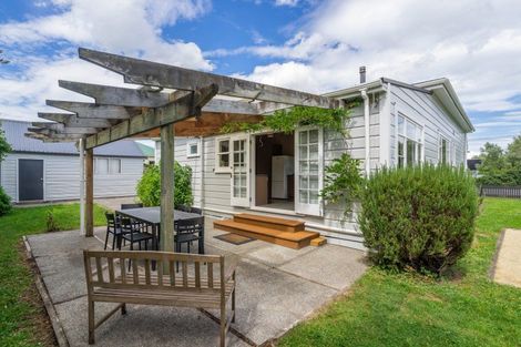 Photo of property in 100 Jellicoe Street, Martinborough, 5711