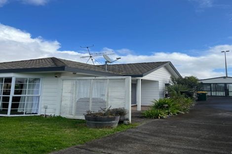 Photo of property in 24 Randwick Place, Randwick Park, Auckland, 2105
