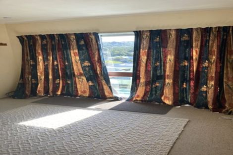 Photo of property in 8a Longcroft Terrace, Newlands, Wellington, 6037