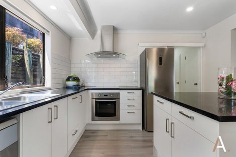 Photo of property in 4 Kingsclere Place, Goodwood Heights, Auckland, 2105