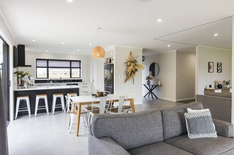 Photo of property in 49 Vaucluse Heights, Fitzherbert, Palmerston North, 4410