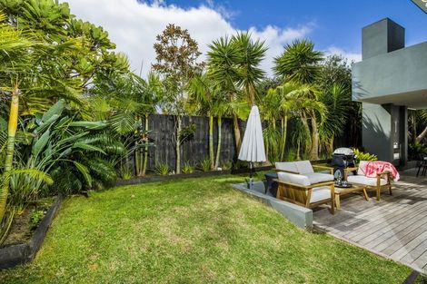 Photo of property in 33 Waiake Street, Torbay, Auckland, 0630