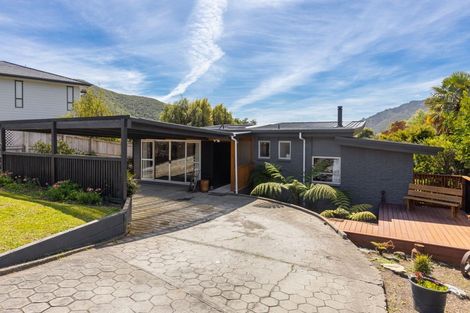 Photo of property in 11 Ranui Street, Waikawa, Picton, 7220