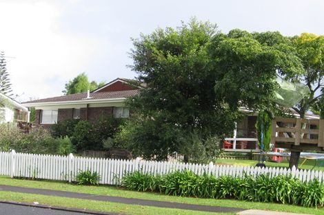 Photo of property in 2 Towra Place, Botany Downs, Auckland, 2010