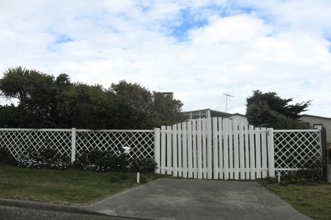Photo of property in 5 Arataki Grove, Waitarere Beach, Levin, 5510