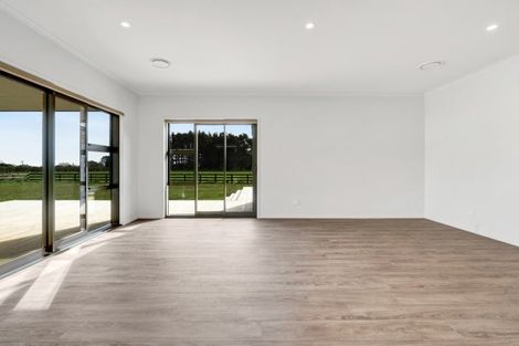 Photo of property in 31 Ninia Road, Paraite, New Plymouth, 4373