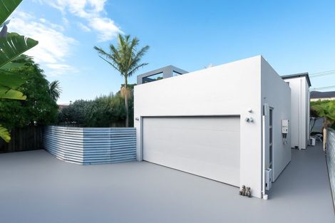 Photo of property in 2/2 Aberdeen Road, Campbells Bay, Auckland, 0620