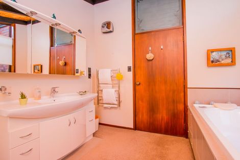 Photo of property in 60 Pacific Parade, Army Bay, Whangaparaoa, 0930