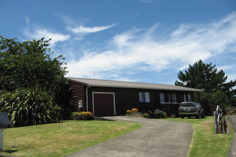 Photo of property in 10 Hosking Place, Clarks Beach, 2122