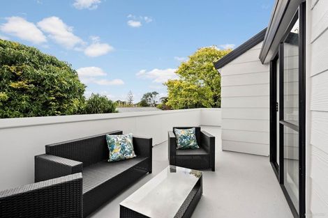 Photo of property in 2/523 Glenfield Road, Glenfield, Auckland, 0629