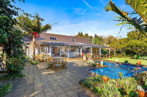 Photo of property in 660 Waitakere Road, Kumeu, 0891