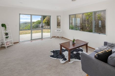 Photo of property in 22 Bennett Grove, Newlands, Wellington, 6037