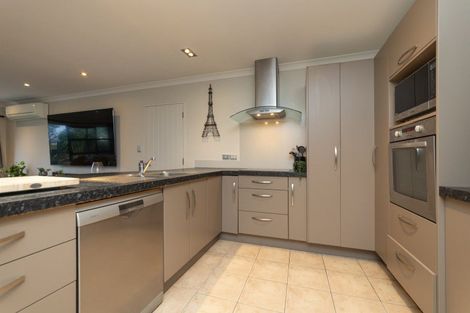 Photo of property in 39 Tennyson Avenue, Kelvin Grove, Palmerston North, 4414