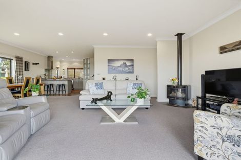 Photo of property in 71 Ruapehu Drive, Fitzherbert, Palmerston North, 4410