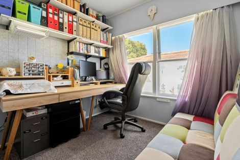 Photo of property in 1/40 Cheval Drive, Totara Vale, Auckland, 0629